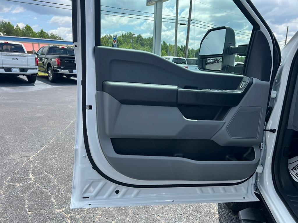 new 2025 Ford F-250 car, priced at $51,880