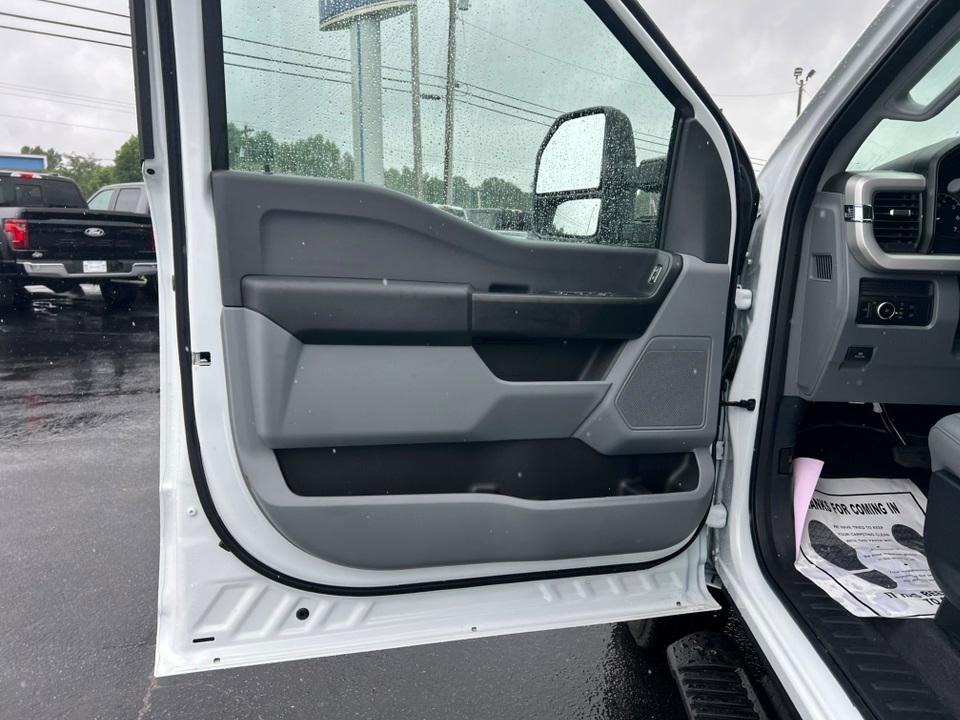 new 2025 Ford F-250 car, priced at $61,625