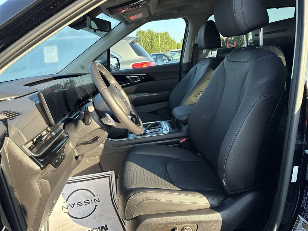 used 2025 Kia Carnival Hybrid car, priced at $48,800