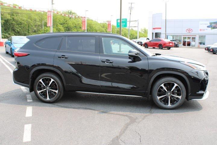used 2022 Toyota Highlander car, priced at $37,869