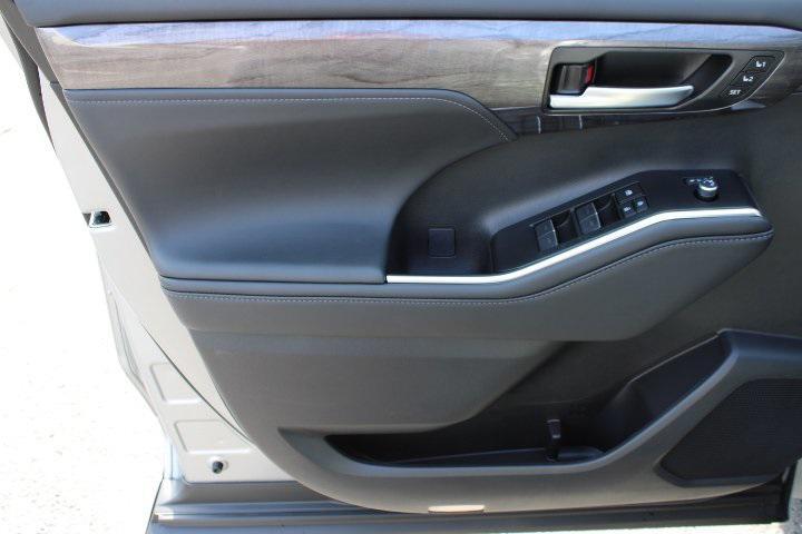 used 2025 Toyota Highlander car, priced at $56,469