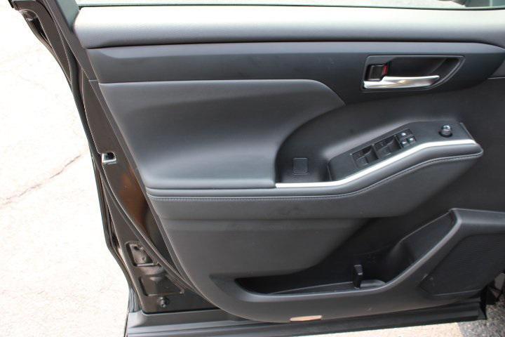used 2022 Toyota Highlander car, priced at $39,969
