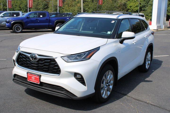 used 2025 Toyota Highlander car, priced at $49,969