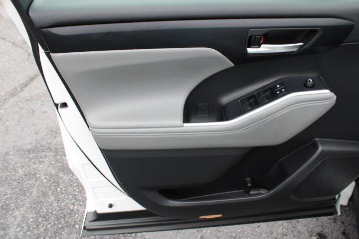 used 2022 Toyota Highlander car, priced at $37,969