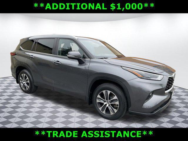 used 2023 Toyota Highlander car, priced at $38,999