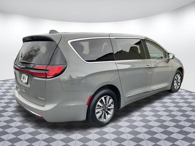 used 2022 Chrysler Pacifica Hybrid car, priced at $25,999