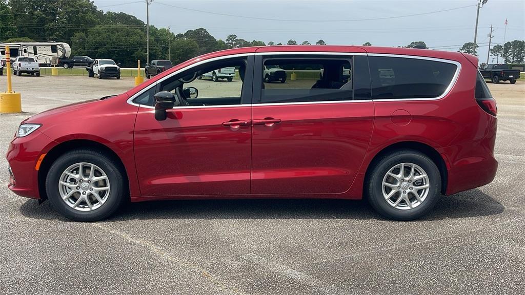 new 2025 Chrysler Pacifica car, priced at $41,273