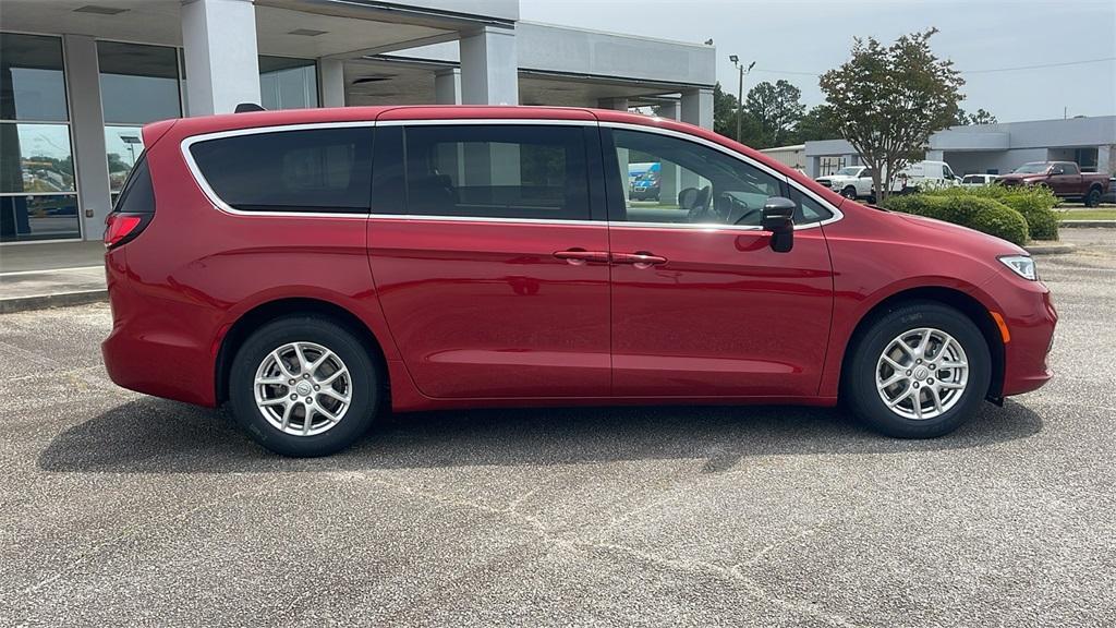 new 2025 Chrysler Pacifica car, priced at $41,273