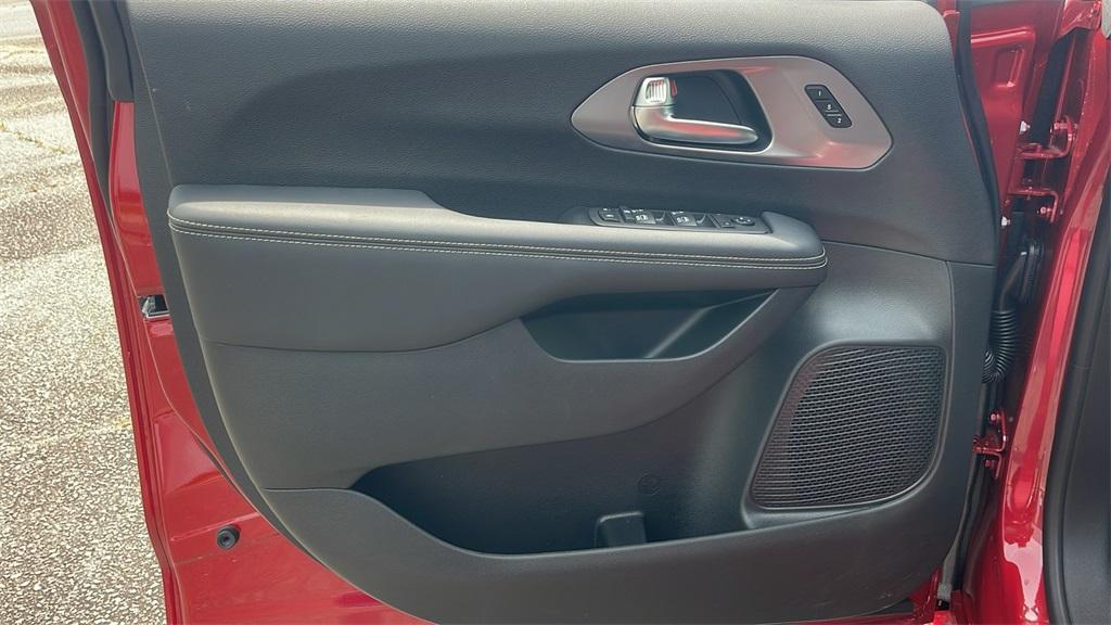 new 2025 Chrysler Pacifica car, priced at $41,273