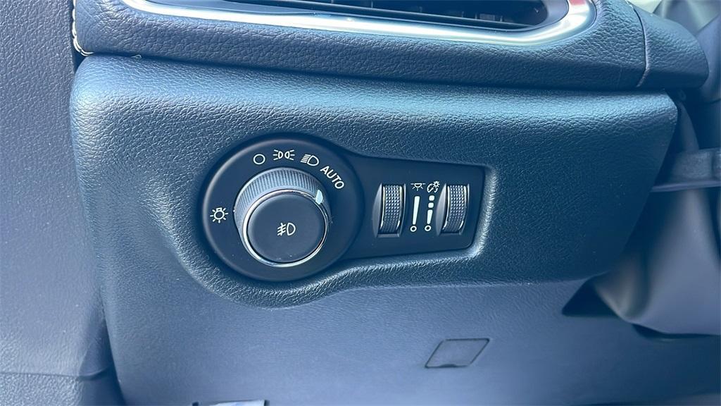 new 2025 Chrysler Pacifica car, priced at $46,350