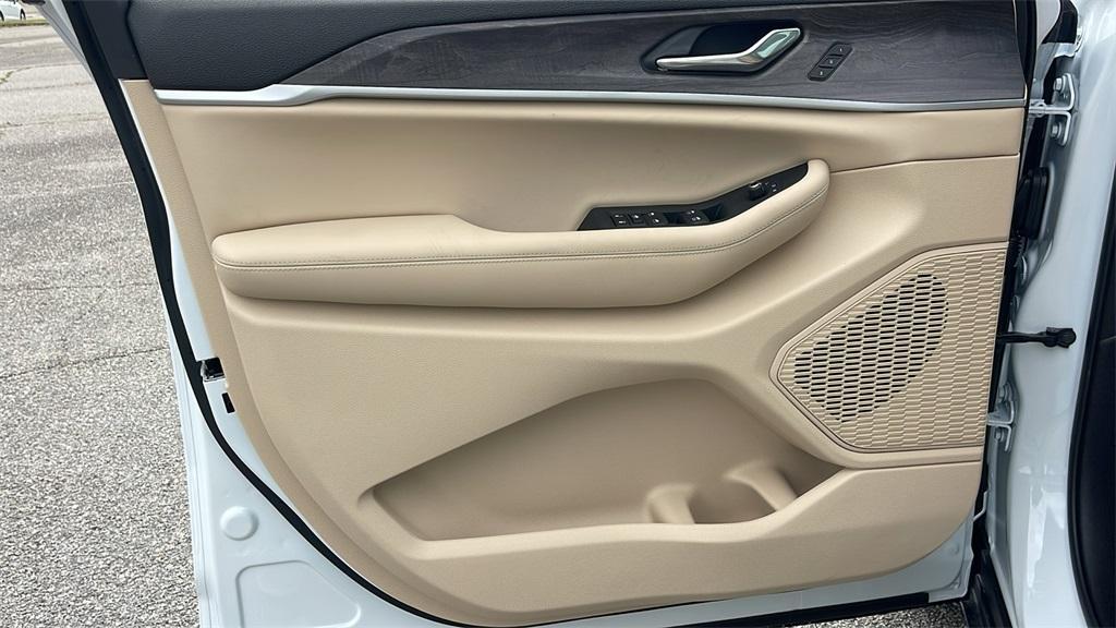 new 2025 Jeep Grand Cherokee L car, priced at $43,250