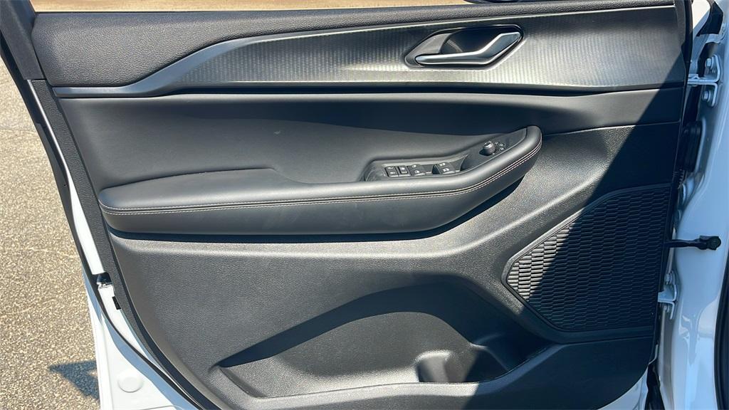 new 2025 Jeep Grand Cherokee L car, priced at $33,990