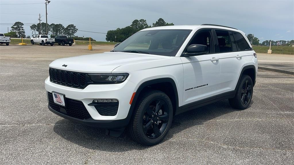 new 2025 Jeep Grand Cherokee car, priced at $43,870
