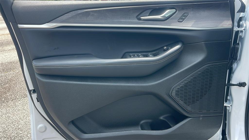 new 2025 Jeep Grand Cherokee car, priced at $43,870