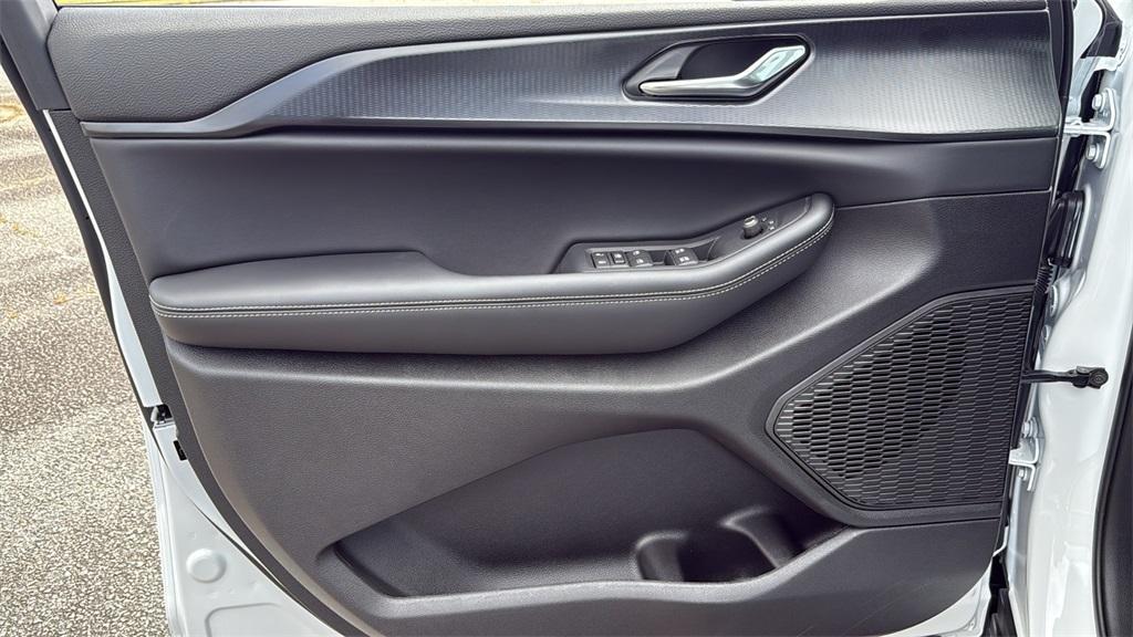 new 2025 Jeep Grand Cherokee L car, priced at $33,650