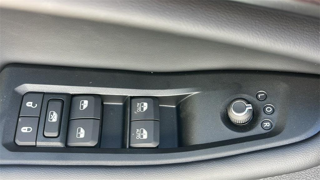 new 2025 Jeep Grand Cherokee car, priced at $37,998