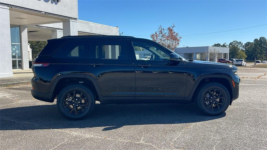 new 2025 Jeep Grand Cherokee car, priced at $37,998