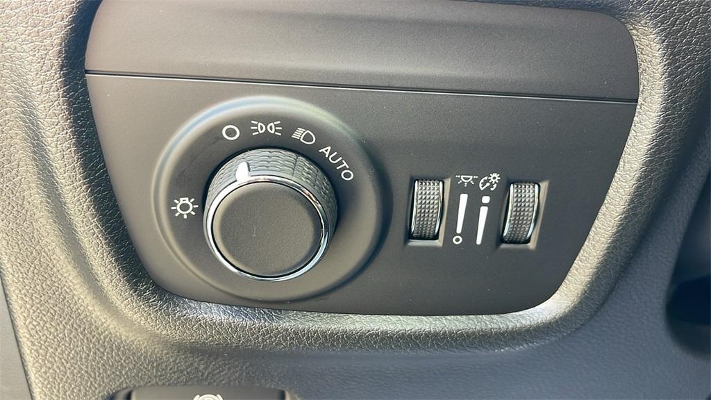 new 2025 Jeep Grand Cherokee car, priced at $37,998