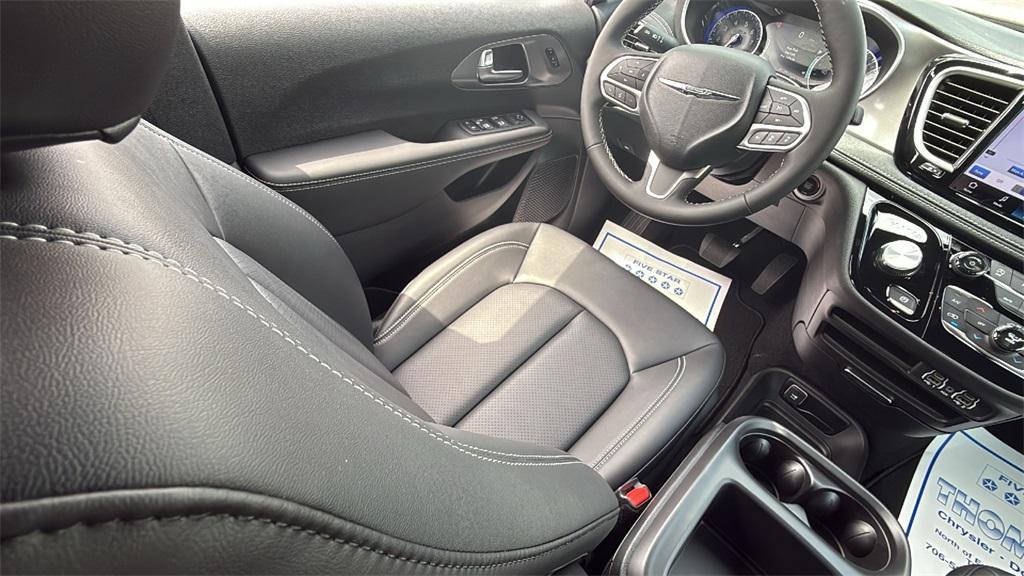 new 2025 Chrysler Pacifica car, priced at $38,450