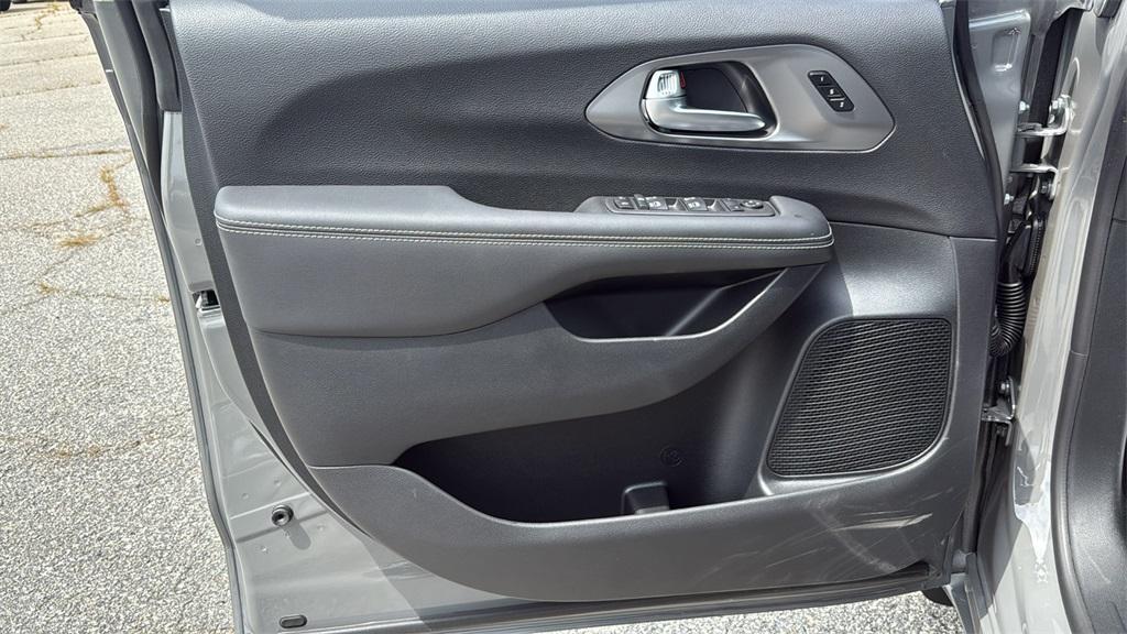 new 2025 Chrysler Pacifica car, priced at $38,450