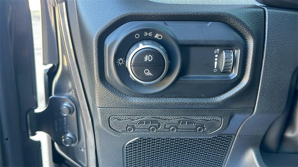 new 2025 Jeep Gladiator car, priced at $36,670