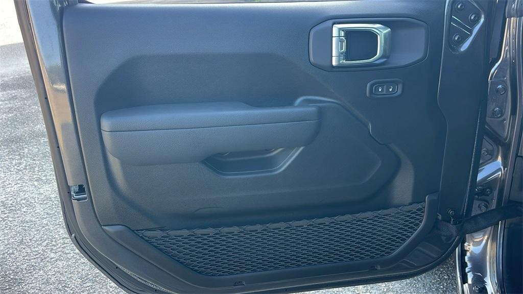 new 2025 Jeep Gladiator car, priced at $36,670