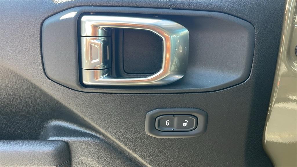 new 2025 Jeep Gladiator car, priced at $38,450