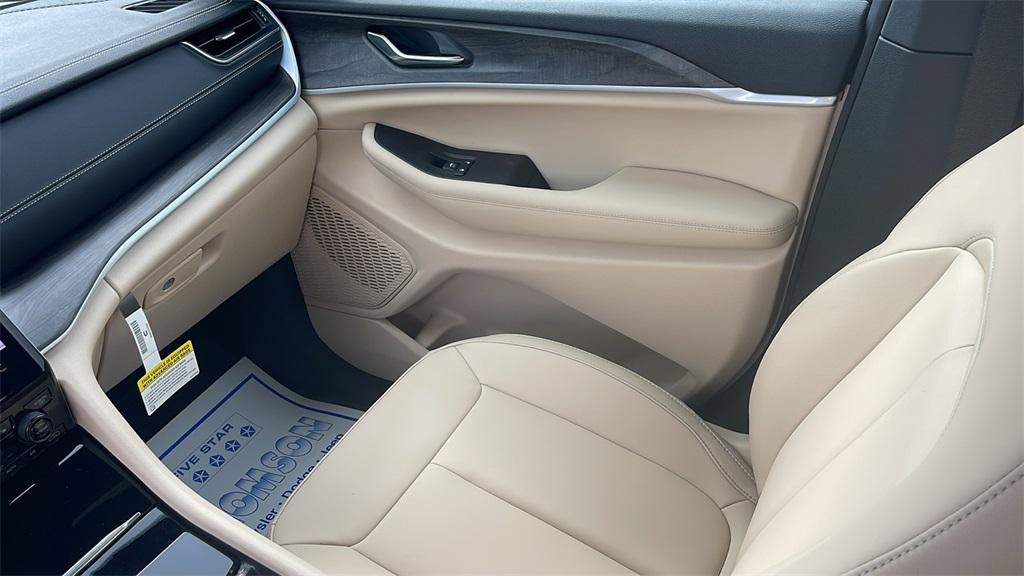 new 2025 Jeep Grand Cherokee car, priced at $43,200