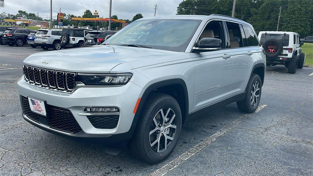 new 2025 Jeep Grand Cherokee car, priced at $43,200