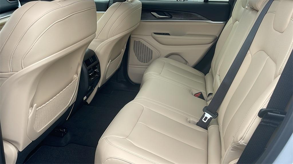 new 2025 Jeep Grand Cherokee car, priced at $43,200