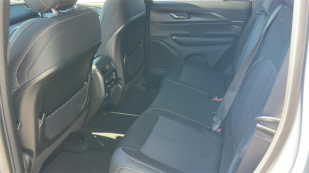 new 2025 Jeep Grand Cherokee car, priced at $33,372