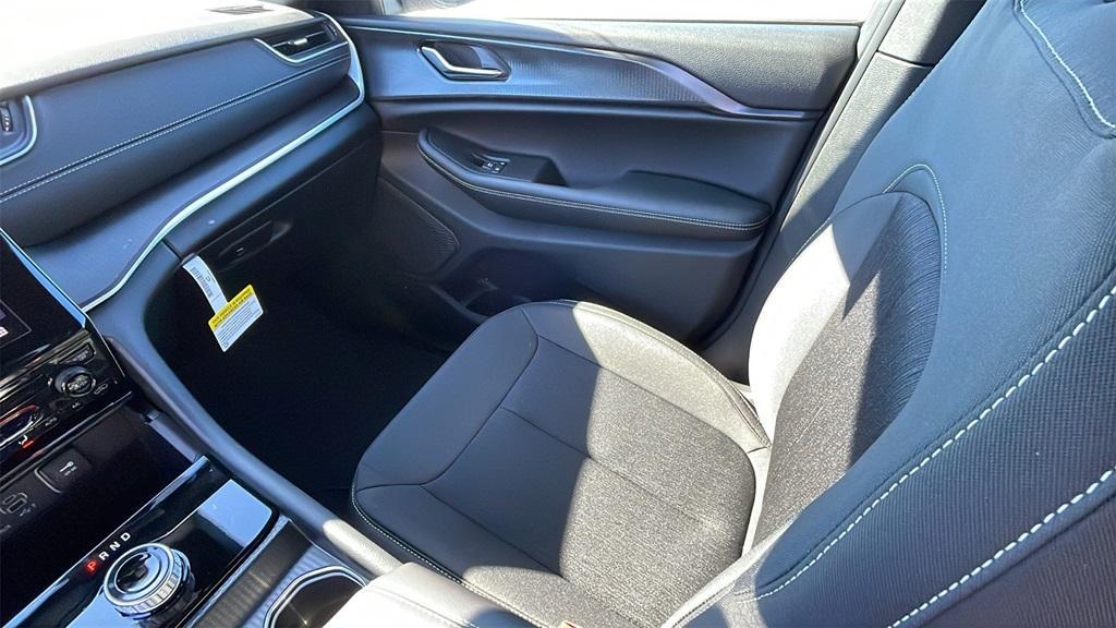 new 2025 Jeep Grand Cherokee car, priced at $33,372