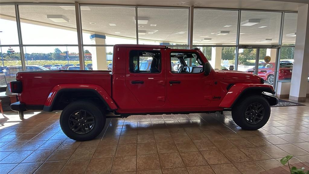 new 2025 Jeep Gladiator car, priced at $41,870