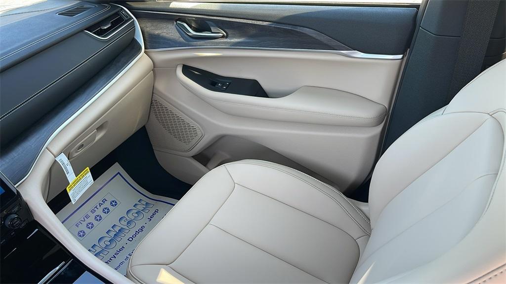 new 2025 Jeep Grand Cherokee L car, priced at $42,950