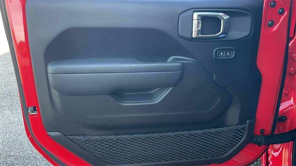 new 2025 Jeep Gladiator car, priced at $31,925