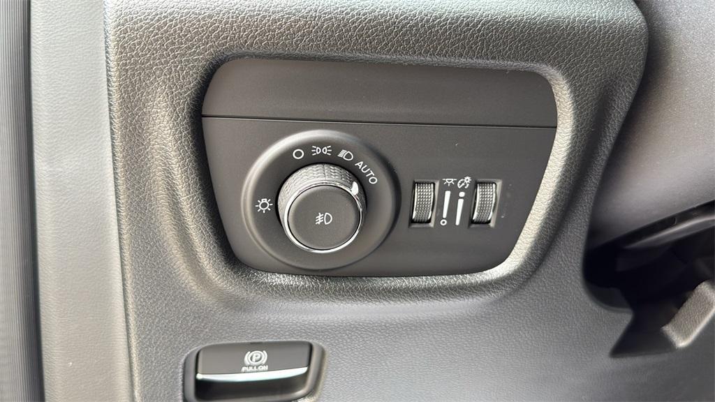 new 2025 Jeep Grand Cherokee car, priced at $37,272