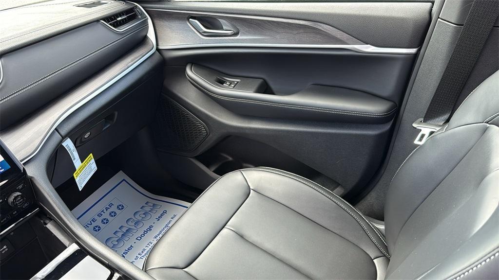 new 2025 Jeep Grand Cherokee car, priced at $37,272