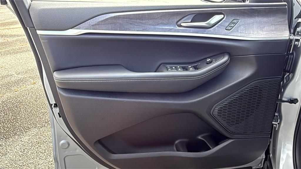 new 2025 Jeep Grand Cherokee car, priced at $37,272