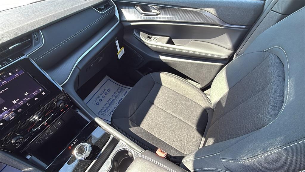 new 2025 Jeep Grand Cherokee car, priced at $33,252