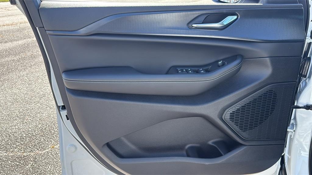 new 2025 Jeep Grand Cherokee car, priced at $33,252