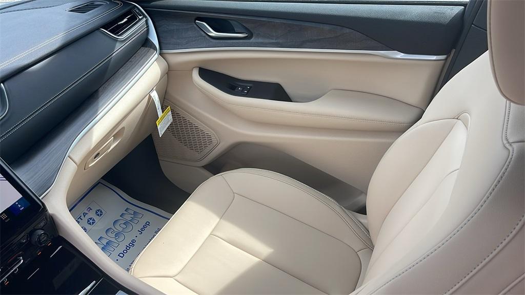 new 2025 Jeep Grand Cherokee L car, priced at $45,550