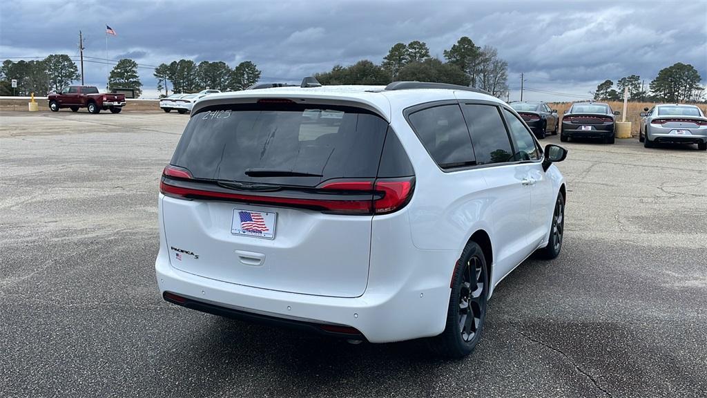 new 2024 Chrysler Pacifica car, priced at $44,373