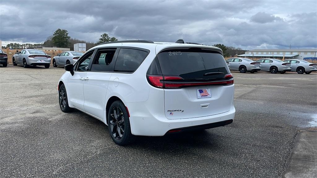 new 2024 Chrysler Pacifica car, priced at $45,270