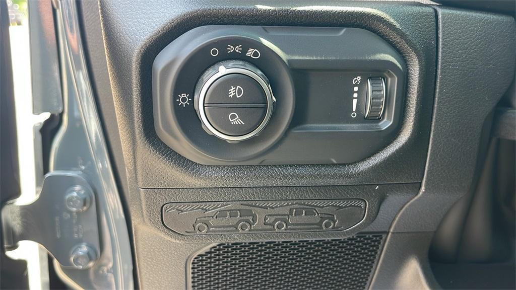 new 2025 Jeep Gladiator car, priced at $38,972