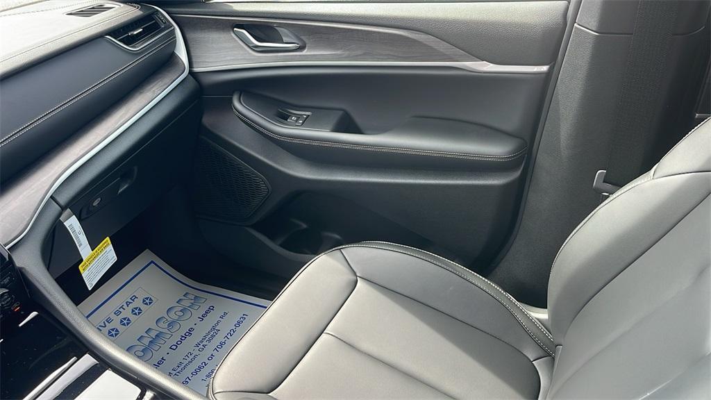 new 2025 Jeep Grand Cherokee car, priced at $39,972