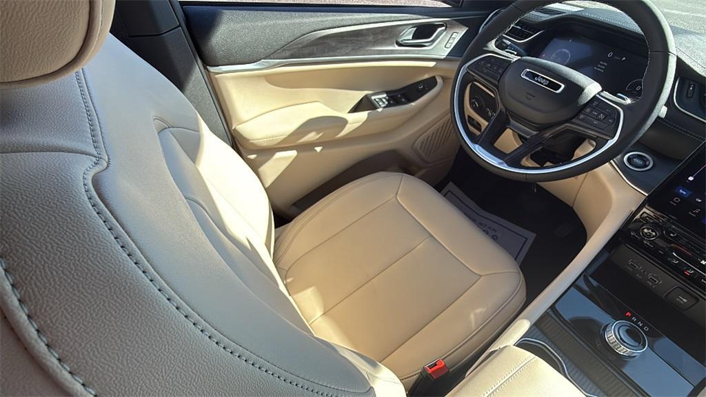 new 2025 Jeep Grand Cherokee car, priced at $37,573