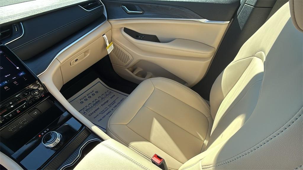 new 2025 Jeep Grand Cherokee car, priced at $37,573