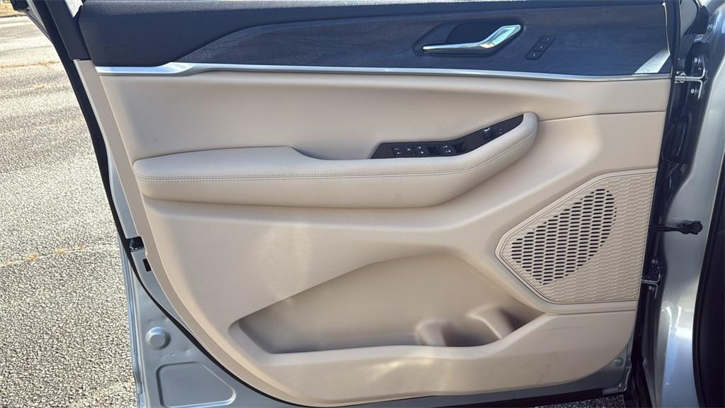 new 2025 Jeep Grand Cherokee car, priced at $37,573