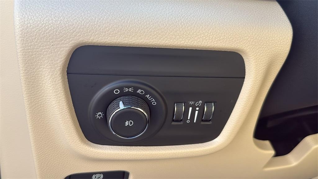 new 2025 Jeep Grand Cherokee car, priced at $37,573