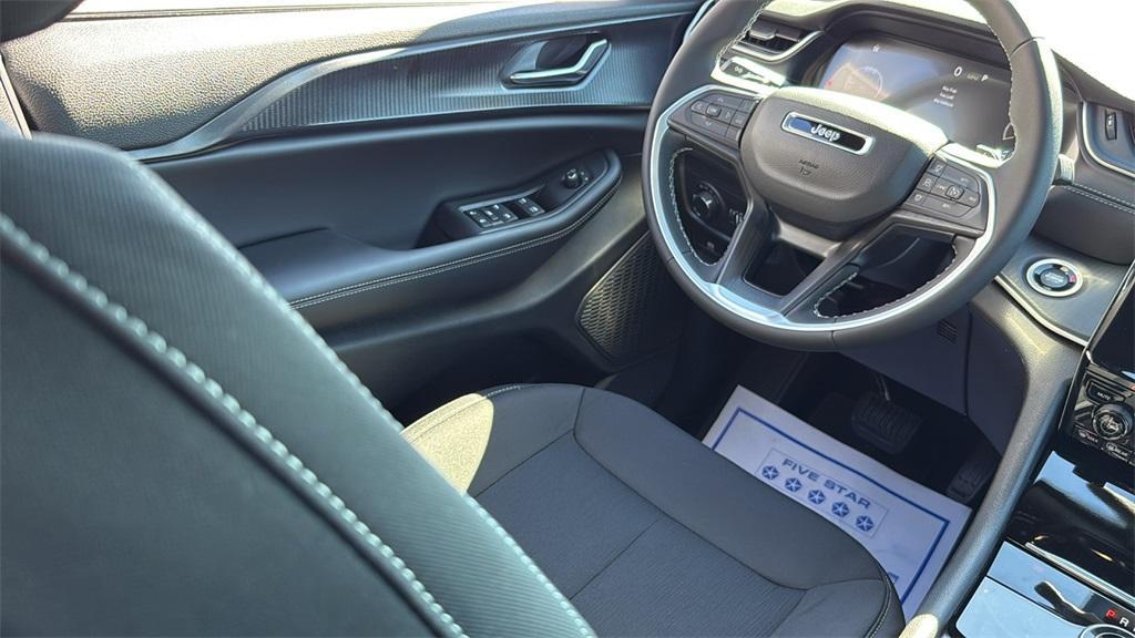 new 2025 Jeep Grand Cherokee car, priced at $32,950